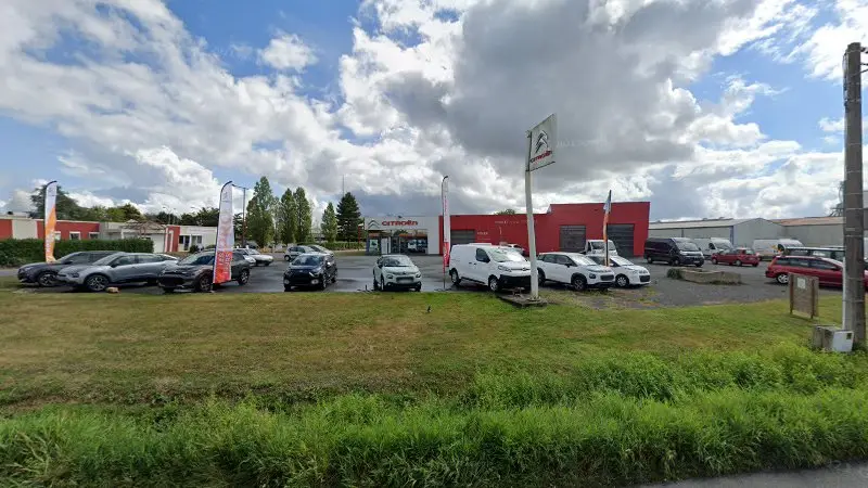 Vue de la rue devant Sevre Et Maine Automobiles - Citroën, Clisson