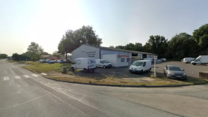 Vue de la rue devant Garage de la Folie, La Chaize-le-Vicomte