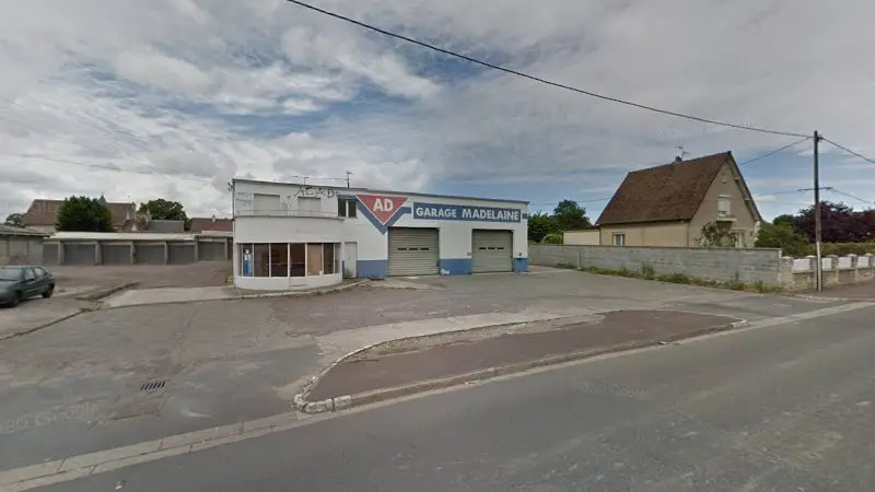 Vue de la rue devant Ad Garage Madelaine, Fleury-sur-Orne