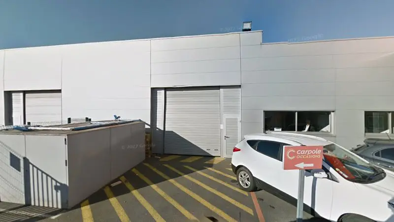 Vue de la rue devant Rousseau Motors, groupe Rousseau, Saint-Ouen-l'Aumône