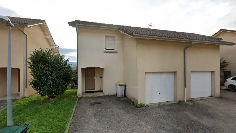 Vue de la rue devant Ejike Onovo Onuorah, Valserhône