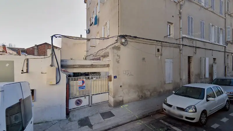 Vue de la rue devant Le mistral carrosserie, Marseille