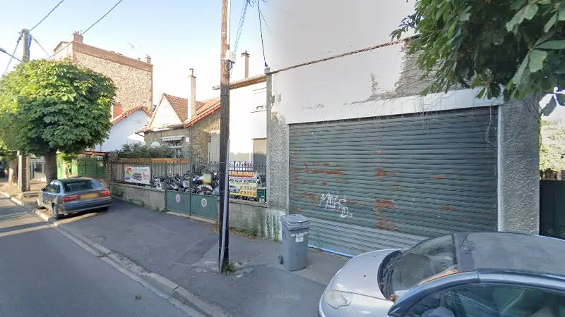 Vue de la rue devant Quatre, Trois, Deux Roues, Villeneuve-le-Roi