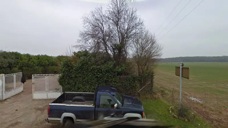 Vue de la rue devant Garage De La Vallée De L'Eure, Hardencourt-Cocherel