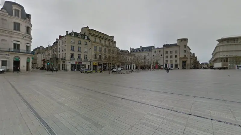 Vue de la rue devant Opel faurie, Poitiers