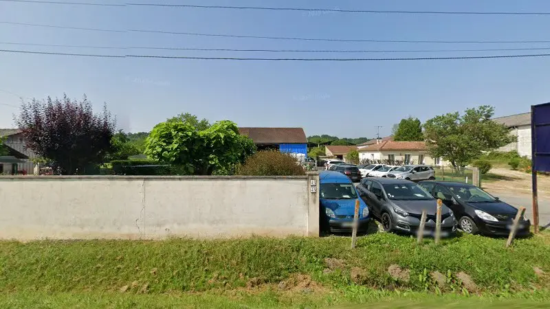 Vue de la rue devant Seyrat Carrosserie, Vélines