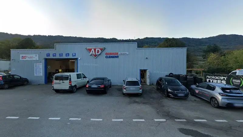 Vue de la rue devant Carrosserie Bourgeon, La Croix-de-la-Rochette