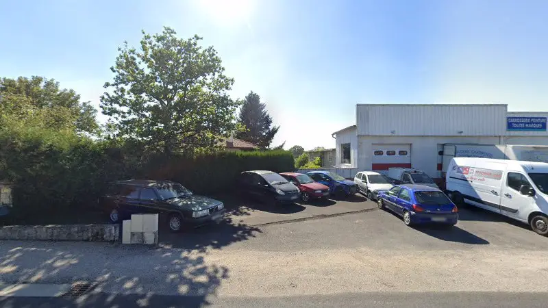 Vue de la rue devant TOP CARROSSERIE - CA Carrosserie, Arpajon-sur-Cère