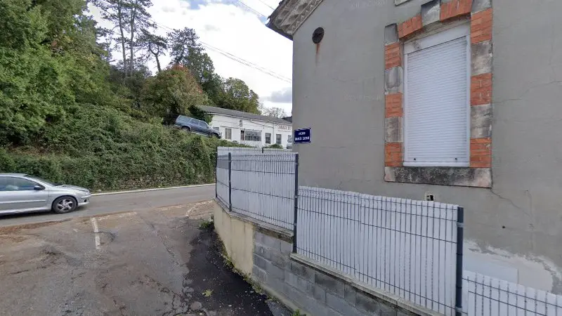 Vue de la rue devant Garage du Château, Saint-Martin-de-Valgalgues