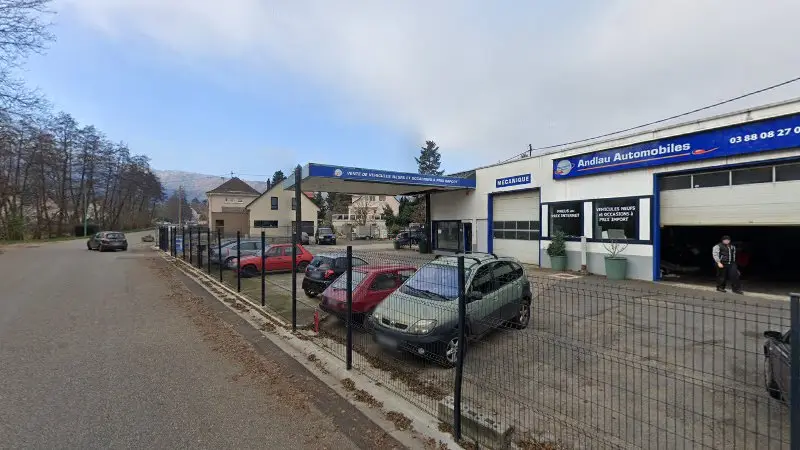 Vue de la rue devant Andlau Automobiles, Andlau