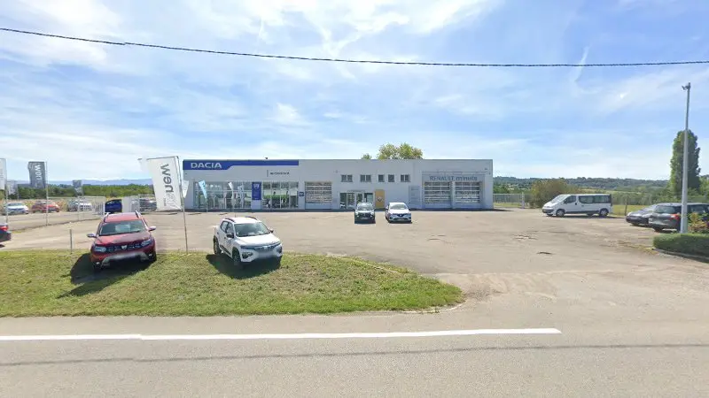 Vue de la rue devant DACIA LES ABRETS - DG8 MOTORS Service, Les Abrets en Dauphiné