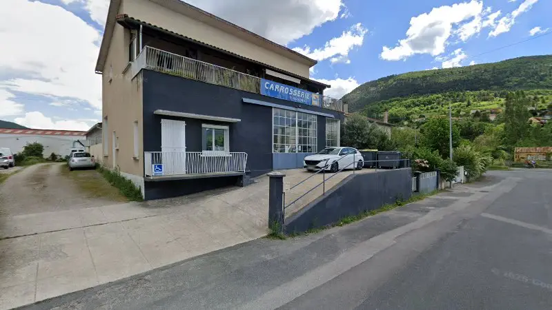 Vue de la rue devant Carrosserie Szoldra, Millau