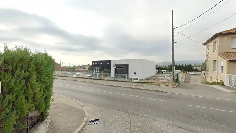 Vue de la rue devant Renault - Garage Caillet, Saint-Maurice-l'Exil