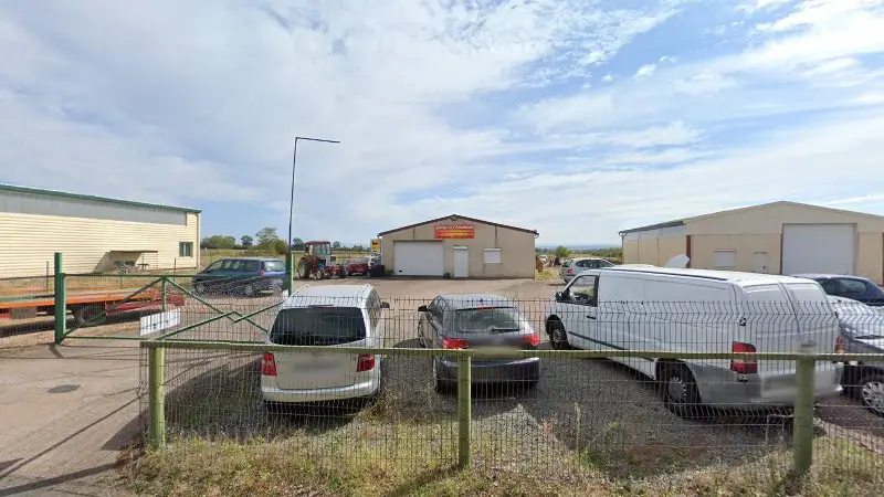Vue de la rue devant Garage De L'aerodrome, Saint-Léger-sur-Roanne