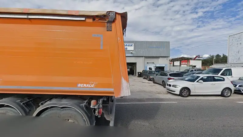 Vue de la rue devant Les Nouveaux Garages, La Seyne-sur-Mer