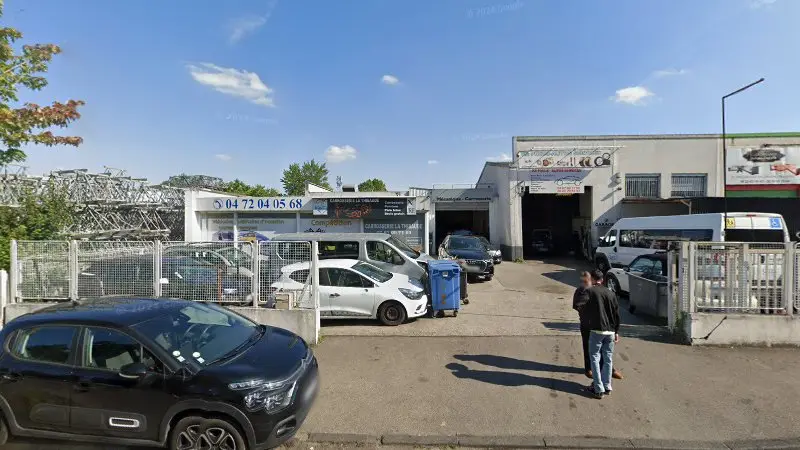 Vue de la rue devant Carrosserie De La Thibaude, Vaulx-en-Velin