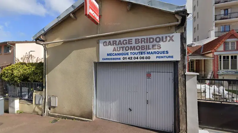 Vue de la rue devant Garage Bridoux Automobiles, Nanterre