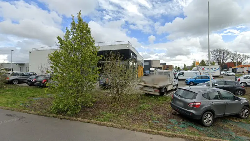 Vue de la rue devant Garage de Castro - Agence Renault, Guipavas