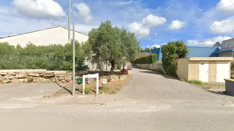 Vue de la rue devant Carrosserie Ricard, Brignoles