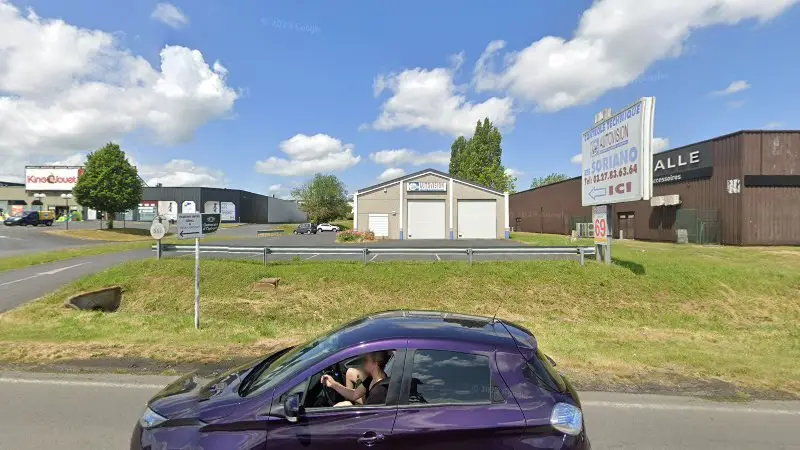 Vue de la rue devant Contrôle Poids Lourds Cambrai, Proville
