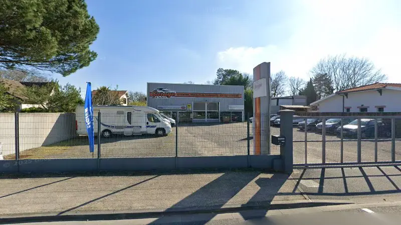 Vue de la rue devant Garage de La Hume, Gujan-Mestras