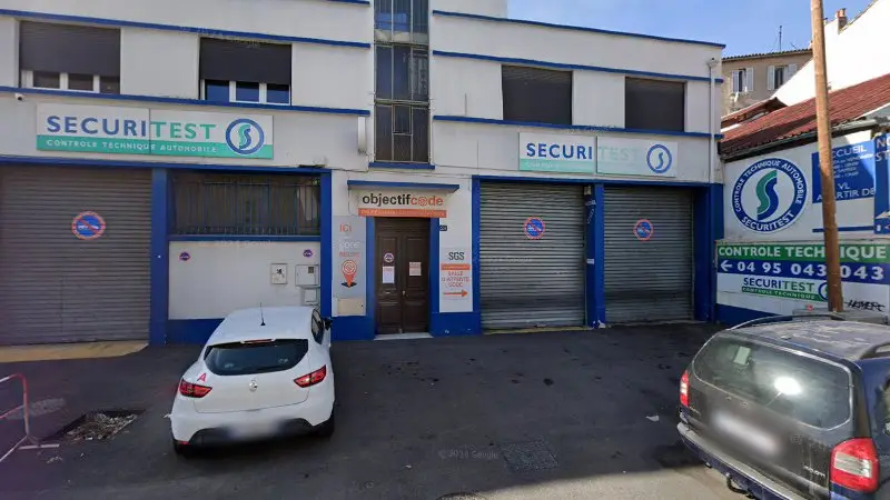 Vue de la rue devant Sécuritest Contrôle Technique Auto & Moto Marseille 15 Bougainville, Marseille