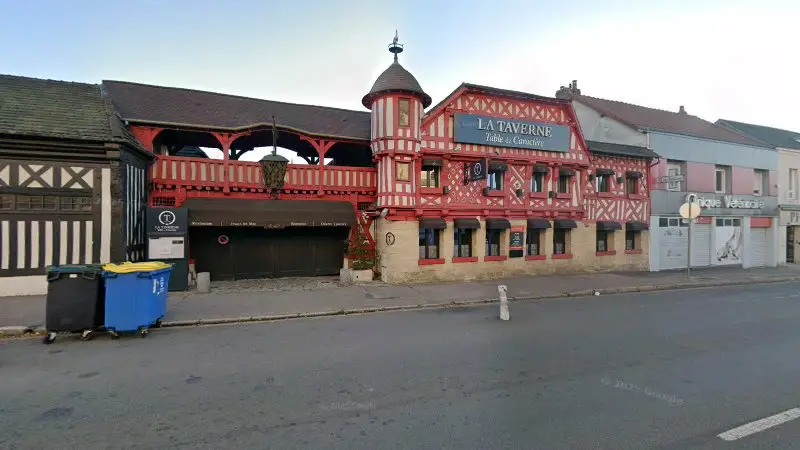 Vue de la rue devant pièces détachées automobiles, Bonsecours