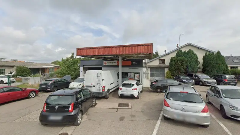 Vue de la rue devant Eurorepar Garage Longatte, Uxegney
