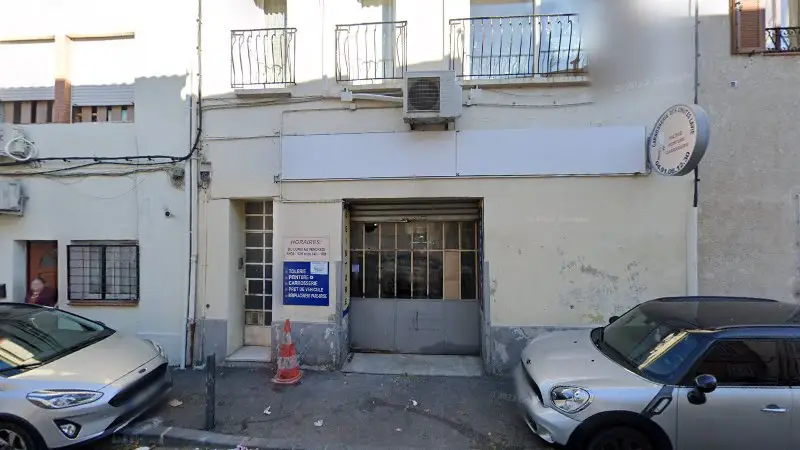 Vue de la rue devant Rs carrosserie, Marseille