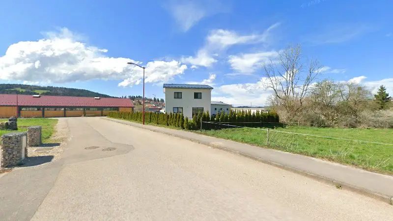 Vue de la rue devant DEKRA Technical Inspection Center, Les Fins