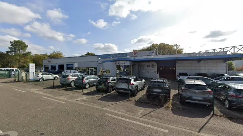 Vue de la rue devant AD Carrosserie et Garage Expert AUTOMOBILES BAUDRY SARL, Mont-de-Marsan