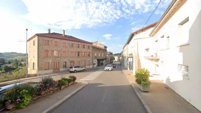 Vue de la rue devant GARAGE PREMIER - MONTS ATELIER AUTOMOBILE, Saint-Martin-en-Haut