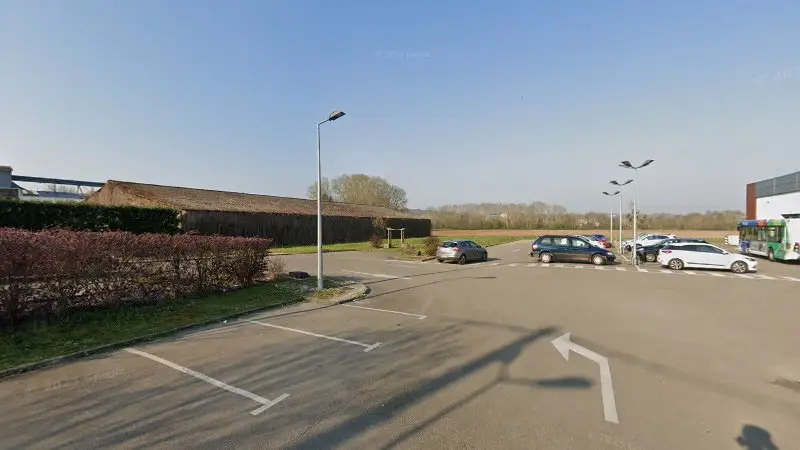 Vue de la rue devant 1,2,3 AutoService, Villeneuve-sur-Yonne
