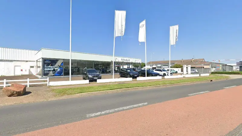 Vue de la rue devant ALTITUDE 42 ROANNE- BMW-Service, Le Coteau
