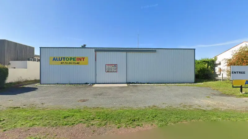 Vue de la rue devant Carrosserie Autopeint, Saint-Savinien