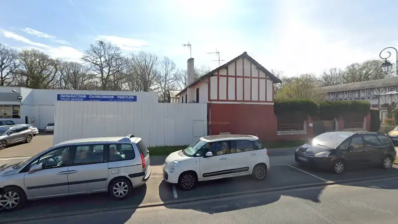 Vue de la rue devant Eurorepar Garage De La Croix Saint Jacques, Le Perray-en-Yvelines