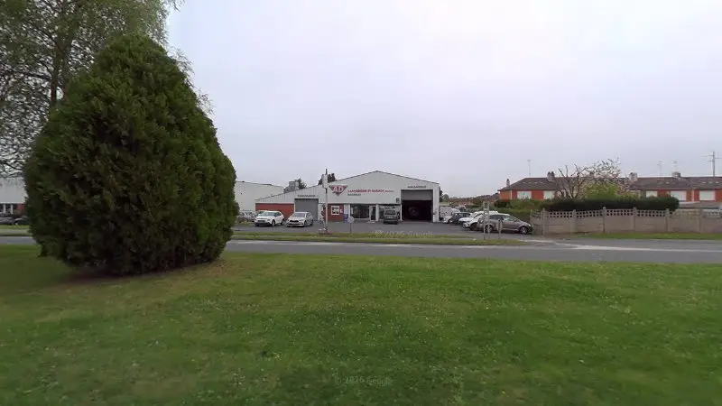 Vue de la rue devant AD Carrosserie et Garage Expert BACHELET ET CIE, Neuville-Saint-Rémy