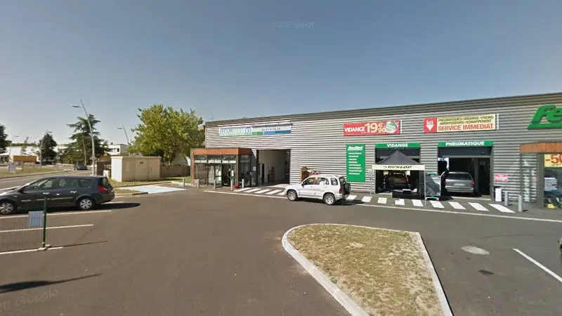 Vue de la rue devant Sécuritest Contrôle Technique Automobile JOUE LES TOURS, Joué-lès-Tours