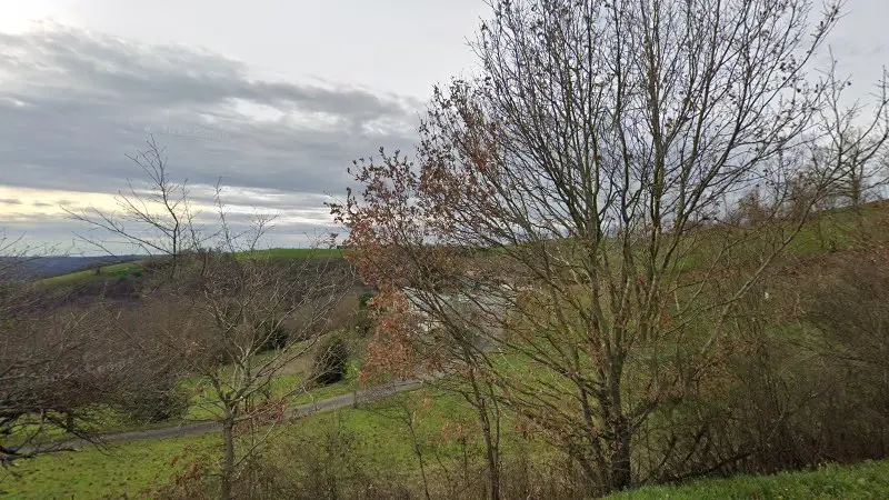 Vue de la rue devant Mialet Xavier Carrosserie, Cadix