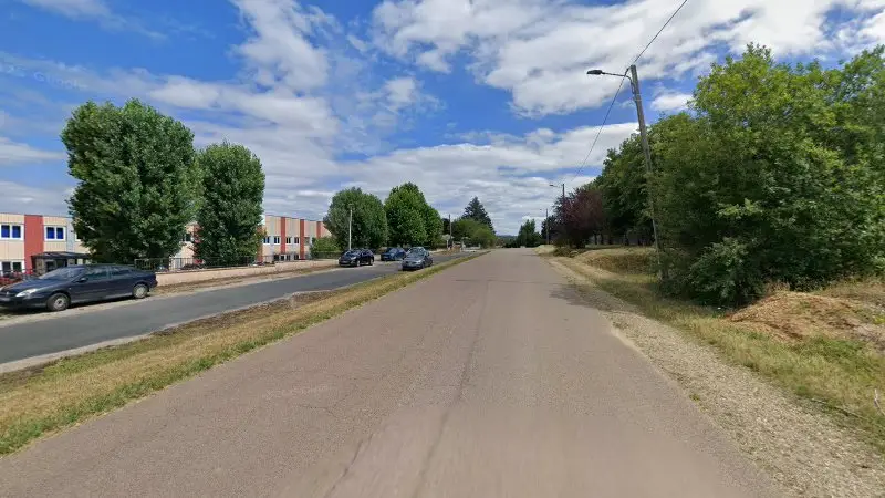 Vue de la rue devant Macadam Sport, Villeneuve-sur-Yonne