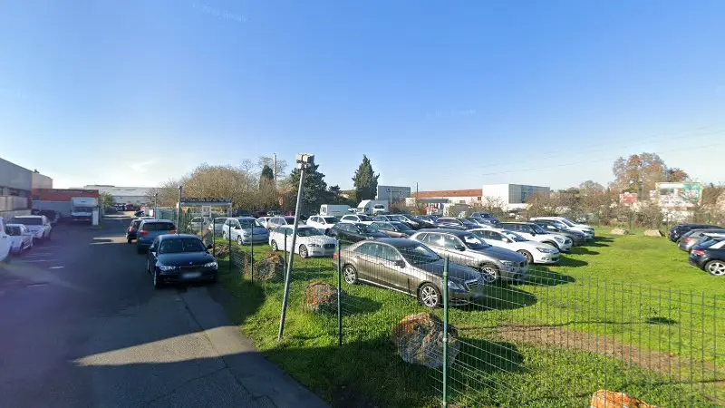 Vue de la rue devant Auto Sport Garage - Agent Ford Launaguet, Launaguet