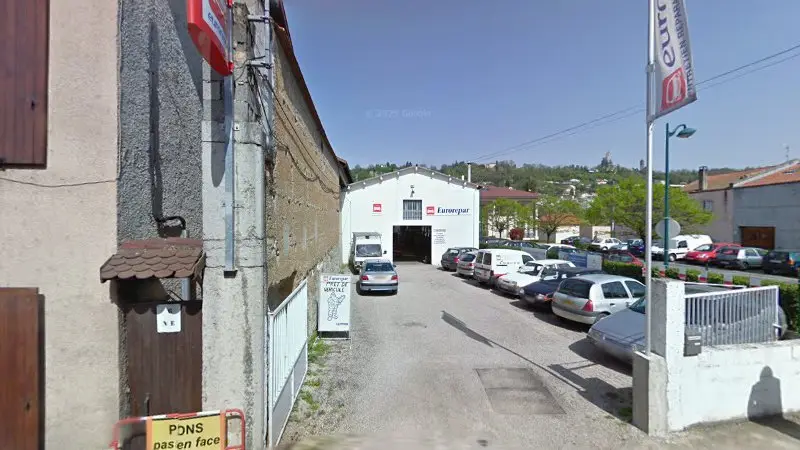 Vue de la rue devant Eurorepar GARAGE LLACER, Miribel