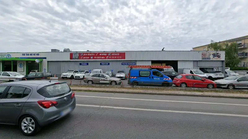 Vue de la rue devant Carrosserie AD, Cenon
