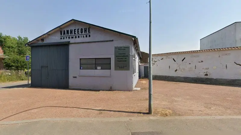 Vue de la rue devant Vanheeghe Automobiles, Sainghin-en-Mélantois