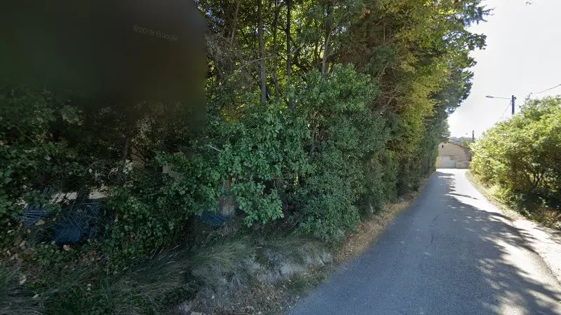Vue de la rue devant 2M Carrosserie, Théziers