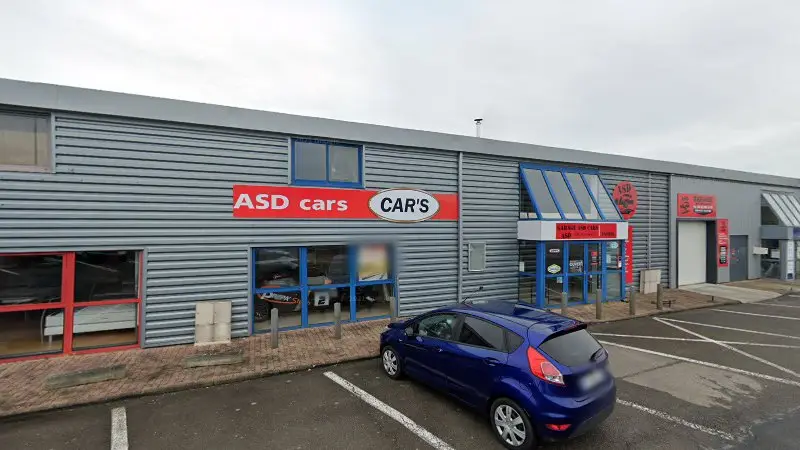 Vue de la rue devant Asd Cars, Vire Normandie