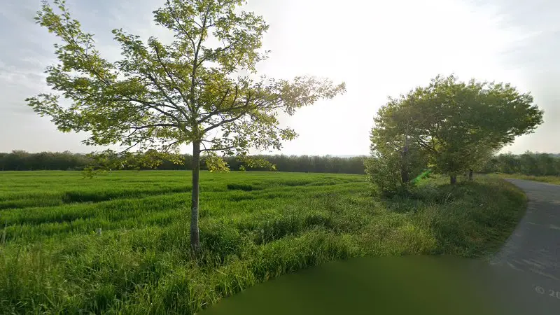 Vue de la rue devant Sarl Unvoy Hydraulique, Poilley