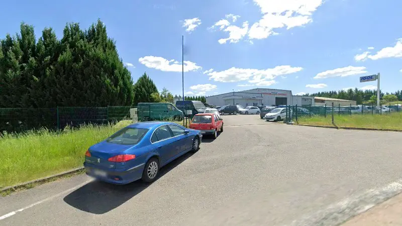 Vue de la rue devant Maj Carrosserie Autos, Saint-Hilaire-les-Andrésis