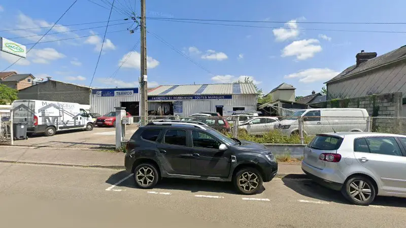 Vue de la rue devant Garage Rineateau, Le Houlme