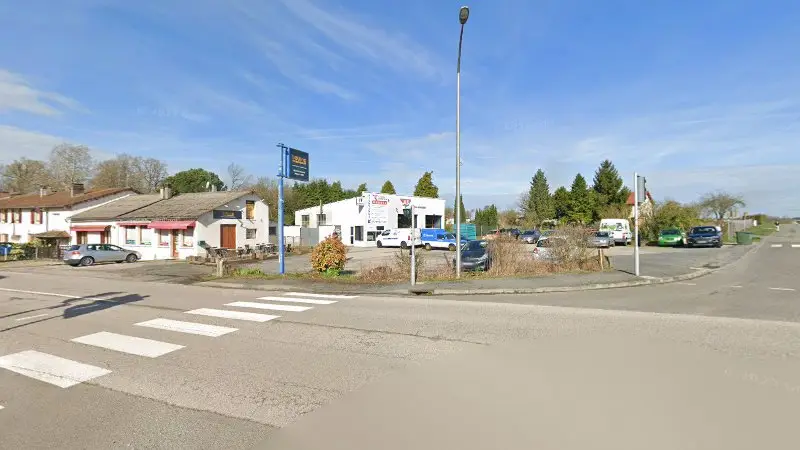 Vue de la rue devant Armorine Garage Auto.Tech. Reparations Toutes Marques, Condat-sur-Vienne